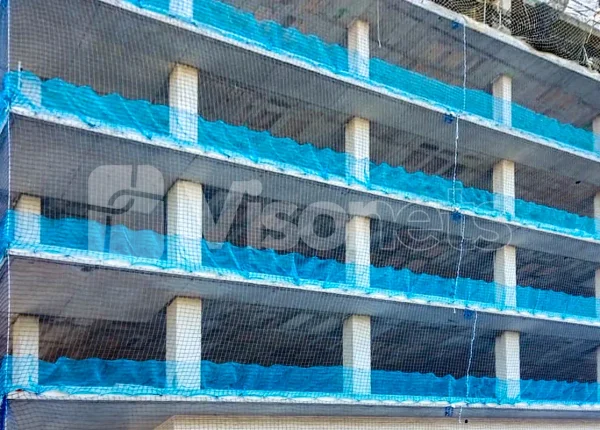 Facade safety nets with toe board: Complete protection at height